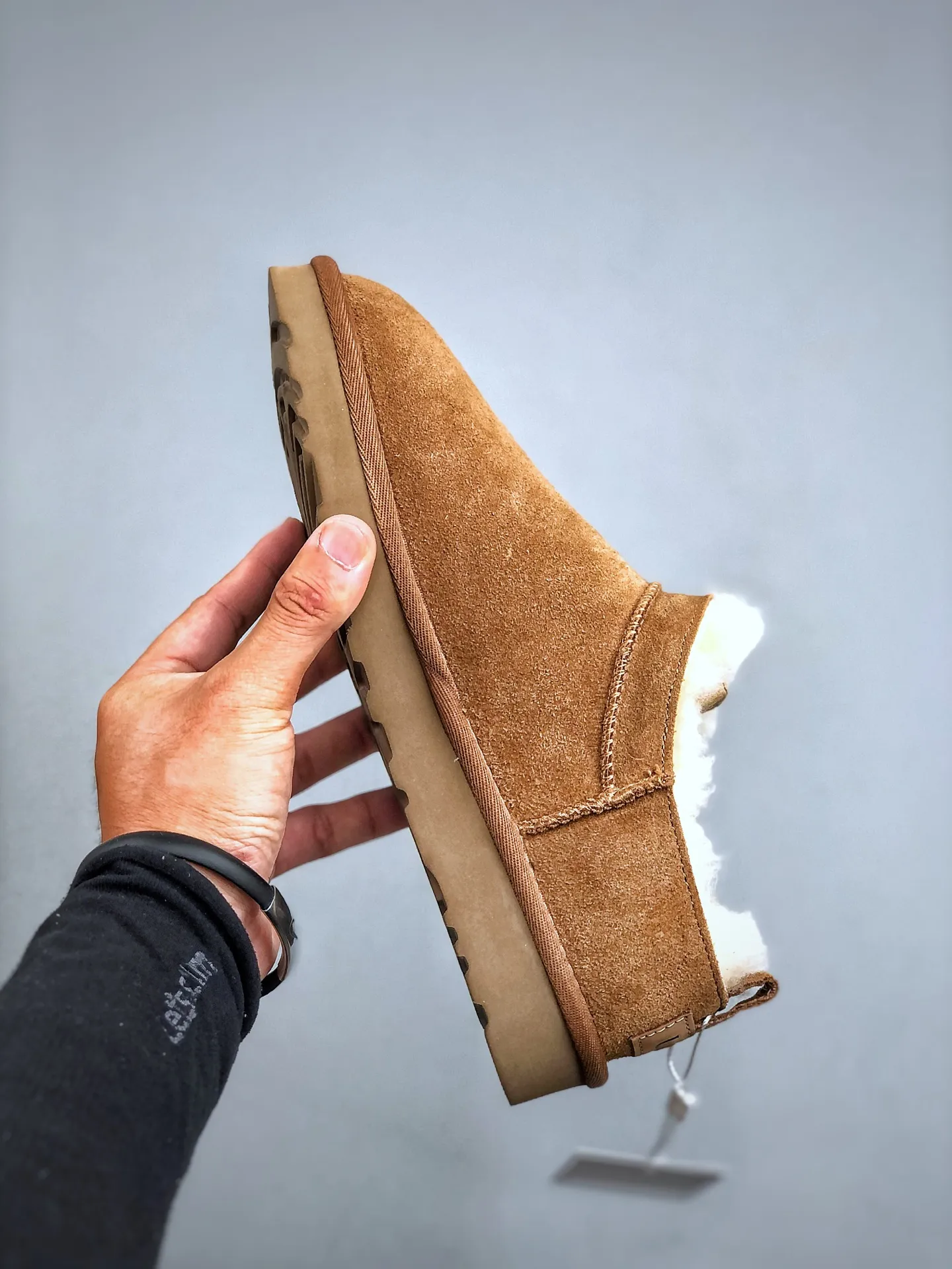 Local self-pickup💰520 supports store placement. The top version of ugg on the market. 25 new models. UGG Elea Slip-On. Thin and light slip-on. Home, office, air-conditioned room. Easy to match, super fashionable and long-leg welfare model. Produced by a large foreign trade factory in Guangzhou. Toe to insole. Genuine sheep fur integrated. Independent outer box packaging. Chip with waterproof technology. Different from any version on the market. Independently developed original outsole and cashmere insole to keep you warm in winter and suitable for home use. In recent years, uug has launched a style series that is partially geared towards the preferences of young consumers and has also moved to the forefront of fashion trends. Shoe body material Water-repellent coated suede upper 17 mm UGGPURE™ implanted wool insole Lightweight non-slip and comfortable rubber outsole With brand LOGO trademark Comes with a full set of packaging Size: 35-40